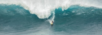Surfeur descendant une vague