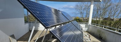 Panneaux solaires photovolta&iuml;ques install&eacute;s sur le toit de l'IUT Lorient