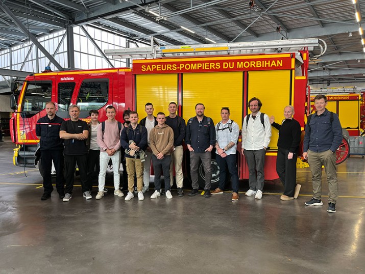 Etudiants et enseignants dans une caserne de pompiers