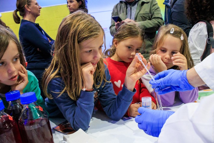 les ateliers des doctorantes du LBCM n'ont pas désempli de la soirée lors de la Nuit de la science à Lorient !