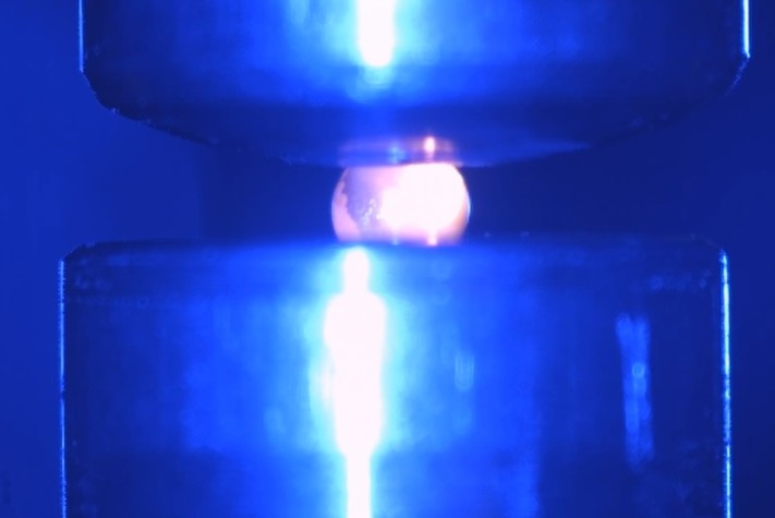 Une goutte de métal liquide au cœur de la machine de l'IRDL (photo : IRDL)