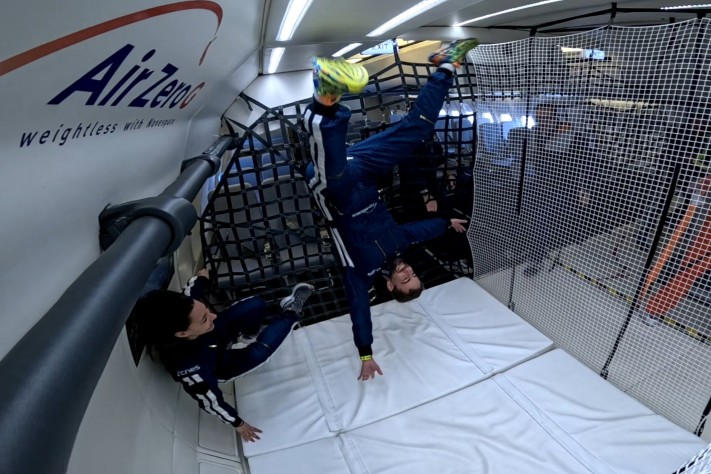 Parenthèse méritée pour Coline Bourges et Mickaël Courtois, qui expérimentent l'apesanteur dans une zone de l'avion prévue à cet effet !