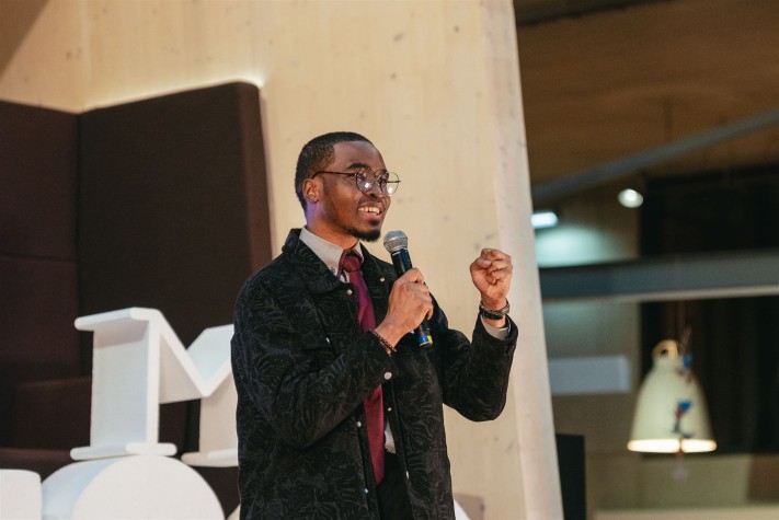 Gislain Agossou, doctorant à l'UBS, à Brest lors de la finale régionale.