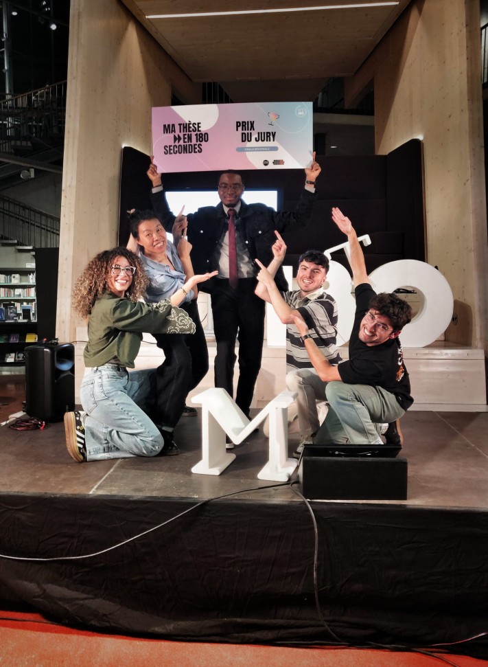 Gislain Agossou entouré des quatre autres doctorants de l'UBS ayant participé à la finale régionale. (Photo : Antoine Borzeix)