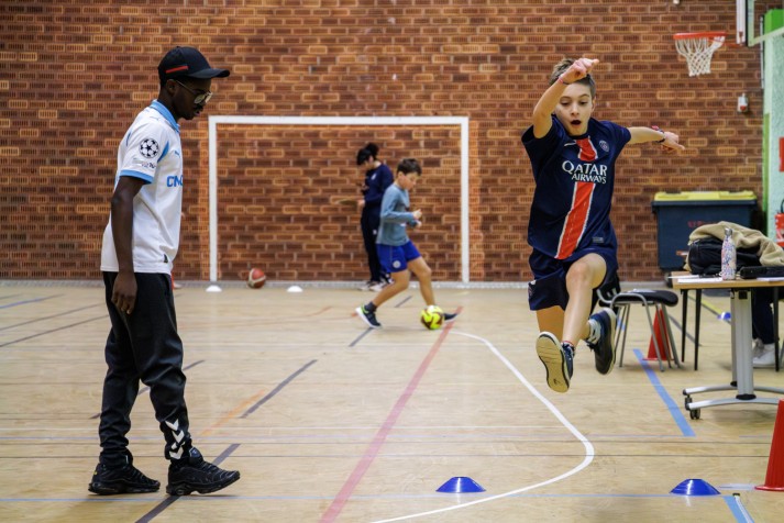 Un étudiant fait passer un test à un élève.