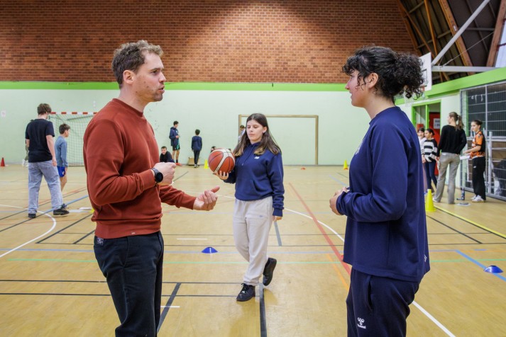 L'enseignant David Matelot conseille les étudiants sur les ateliers.