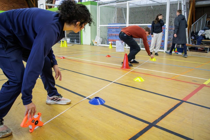 Les étudiants installent les ateliers.