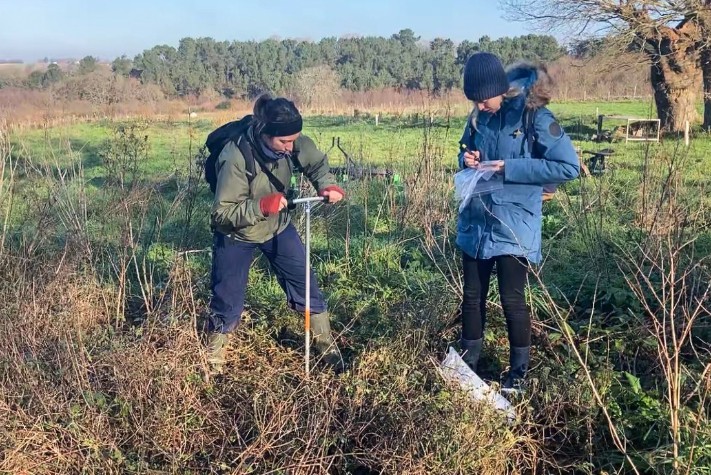 Les étudiantes ont prélevé des échantillons de sol