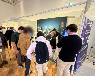 Les &eacute;tudiants sur le stand d'un exposant