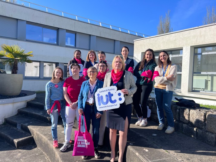 Les ambassadrices "Elles bougent" avec Roxanne Massion &agrave; l'issue de la conf&eacute;rence "La place des femmes dans la m&eacute;canique" - avril 2026