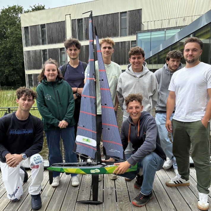 Des étudiants de la filière énergies, hydrogène de l'ENSIBS présentent un bateau à hydrogène lors du salon maritime Navexpo à Lorient.