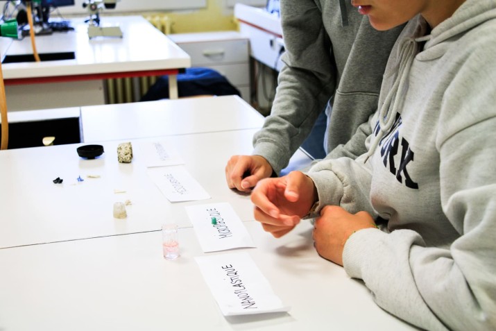 photo avec des lycéens qui font une expérience scientifique